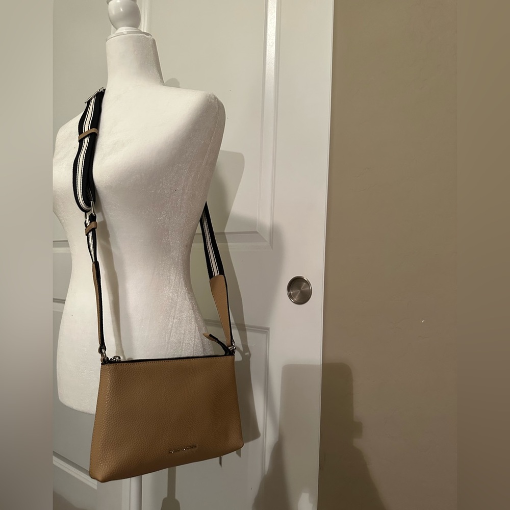 🌟HP🌟 Marc Jacob’s The Cosmo Leather Crossbody Bag in Iced Coffee H102L01FA21